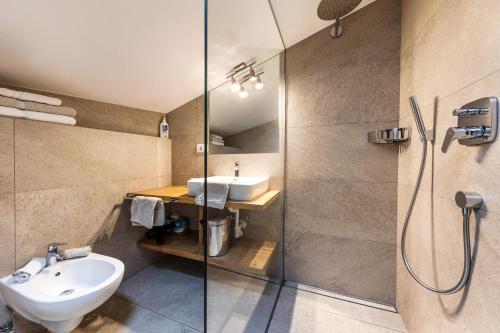 een badkamer met een wastafel en een douche bij Florerhof Ferienwohnung Lavendel in Vols am Schlern