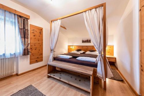 A bed or beds in a room at Florerhof Ferienwohnung Lavendel