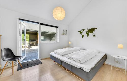 En eller flere senge i et værelse på Beautiful Home In Skjern With Sauna