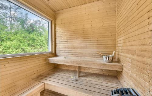 レムにあるBeautiful Home In Skjern With Saunaのベンチ付きのサウナ、窓