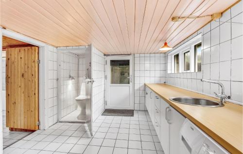 ThorsmindeにあるStunning Home In Ulfborg With 3 Bedrooms, Wifi And Saunaのバスルーム(洗面台、トイレ付)