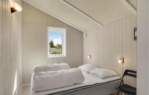 Cama blanca en habitación con ventana en Nice Home In Lgstr With Wifi, en Løgsted