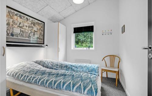 ein Schlafzimmer mit einem Bett, einem Stuhl und einem Fenster in der Unterkunft 3 Bedroom Beautiful Home In Skals in Skals