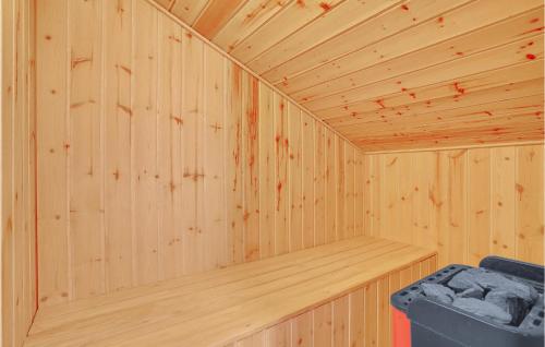 a wooden sauna with a trash can in it at Holiday Home Hermodsvej Harboøre Xi in Harboør