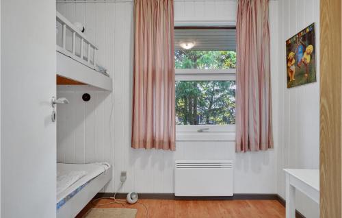 エーベルトフトにある4 Bedroom Awesome Home In Ebeltoftの窓とシンク付きの小さな子供部屋です。