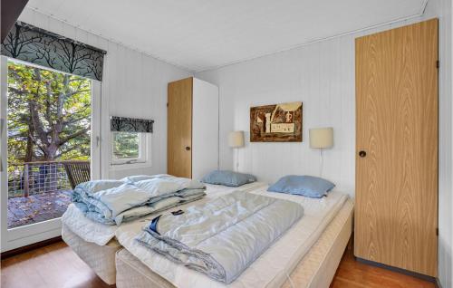 エーベルトフトにある4 Bedroom Awesome Home In Ebeltoftのベッドルーム(大型ベッド1台、窓付)