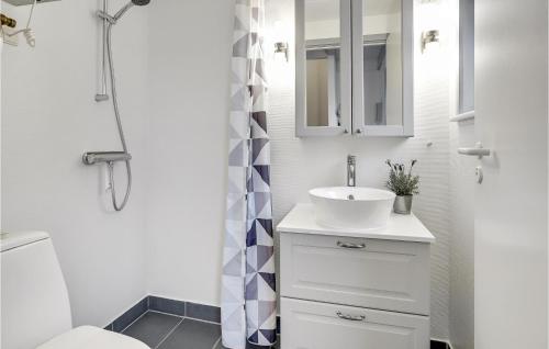 uma casa de banho branca com um lavatório e um chuveiro em Beautiful Apartment In Hadsund With House Sea View em Hadsund