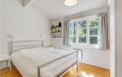 ホスにある2 Bedroom Beautiful Home In Krusの白いベッドルーム(ベッド1台、窓付)