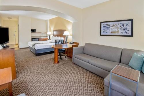 um quarto de hotel com um sofá e uma cama em La Quinta by Wyndham Lawton / Fort Sill em Lawton