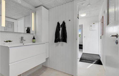 baño con paredes blancas, lavabo y espejo en Awesome Home In Aabenraa With 3 Bedrooms And Wifi, en Aabenraa