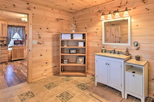 y baño con lavabo y espejo. en Quiet and Secluded Berea Cabin on 70-Acre Farm! en Berea