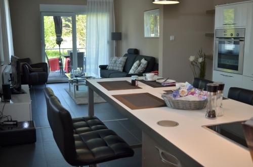 a kitchen and living room with a table and chairs at Ferienwohnung Fam Wernicke in Preußisch Oldendorf