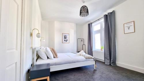 Postel nebo postele na pokoji v ubytování Moorland House by Switchback Stays