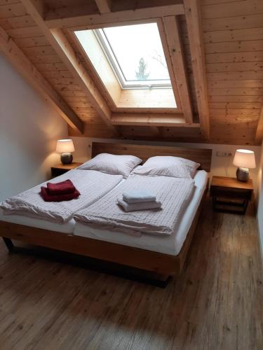 - une chambre mansardée avec un grand lit dans l'établissement Ferienwohnung Bergele, à Rot an der Rot