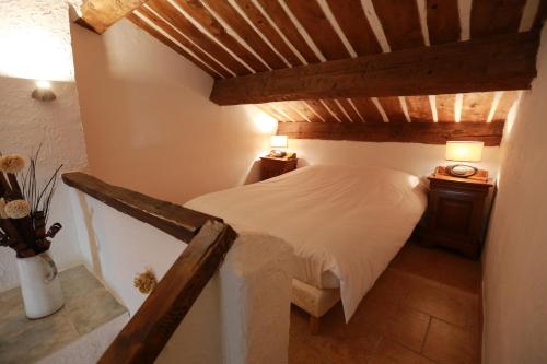 a bedroom with a bed and two night stands at Le Priolat des Anges aux portes des gorges du Verdon in Trigance