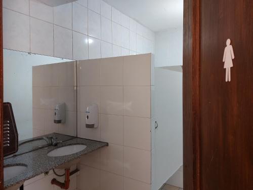 Baño con 2 lavabos y espejo en 06 Central Hostel Buenos Aires en Buenos Aires