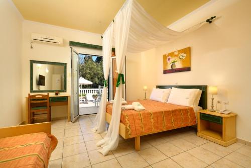1 dormitorio con 1 cama con dosel en Kerkyra Island Hotel, en Mesongi