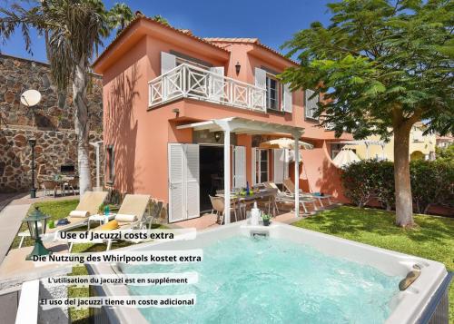 una villa con piscina di fronte a una casa di Chalet Santa Ana 7 by VillaGranCanaria a Playa del Ingles