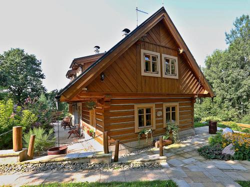 uma pequena casa de madeira com um telhado de gambrel em Miniresort AMULET em Hrubá Skála