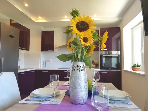 eine Vase voller Sonnenblumen auf einem Tisch in der Unterkunft New Istriaexperience in Koper