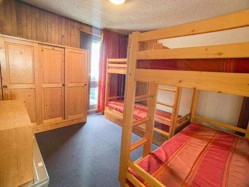 une chambre avec deux lits superposés et une fenêtre dans l'établissement Appartement 2 pièces, 6 pers, balcon, proche pistes et commerces - Val Claret, Tignes - FR-1-502-346, à Tignes