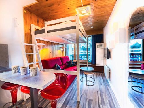 Pokój z łóżkiem piętrowym, stołem i krzesłami w obiekcie Studio rénové au pied des pistes avec balcon à Tignes Le Lac, équipé pour 2, orientation sud - FR-1-502-472 w mieście Tignes