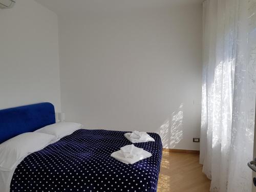 モンテロッソ・アル・マーレにあるCa Messinaの白い部屋(青いヘッドボード付きのベッド付)
