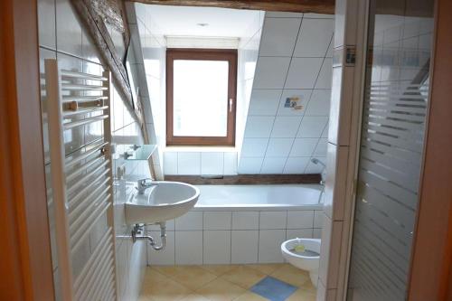 y baño con lavabo, bañera y aseo. en S10 = Edelweiß (80 qm) Toplage Zentrum Bayreuth, en Bayreuth