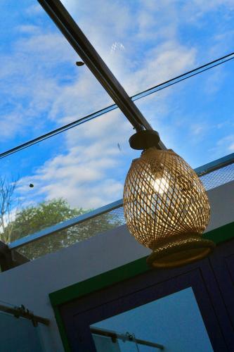 a wicker basket light hanging from a ceiling at Hotel campestre La Esperanza en Dios in Montenegro