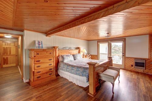 奧克拉科克的住宿－Blackbeard's Lodge，一间卧室设有一张床和木制天花板