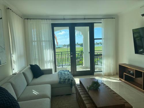 Μια τηλεόραση ή/και κέντρο ψυχαγωγίας στο The Country Club Residences at Grand Reserve