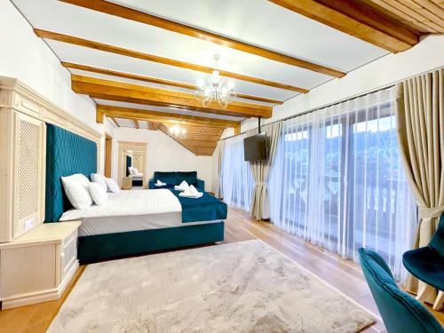 um quarto com uma cama e uma grande janela em Conacul Baciu em Fundu Moldovei