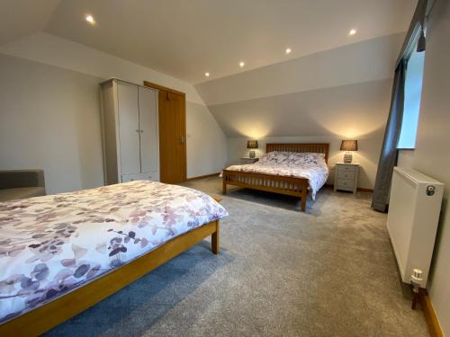 1 Schlafzimmer mit 2 Betten in einem Zimmer in der Unterkunft New Bury Cottage near Goodwood in Chichester