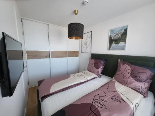 En eller flere senge i et værelse på Apartman GREEN Jahorina Snježna dolina