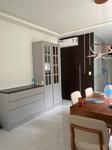 a kitchen with a table and a dining room at Apartamento 3 suítes 1 quadra do mar in Itapema