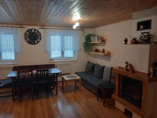 uma sala de estar com um sofá e uma mesa em Sklep u Malíků em Drnholec