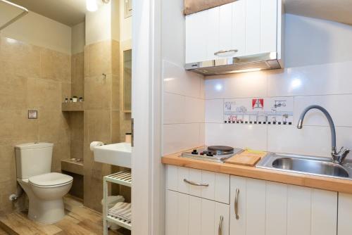 Bilik mandi di Aelia Home Suites