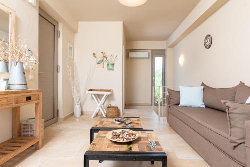 Ruang duduk di Aelia Home Suites