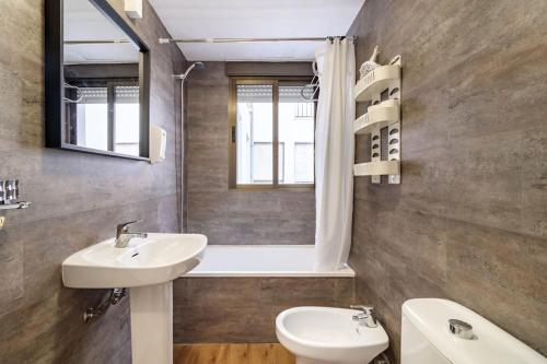 a bathroom with a sink and a toilet and a tub at SANTA PAULA CENTRO JUNTO CATEDRAL center in Granada