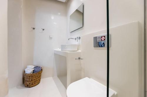 Kúpeľňa v ubytovaní Venghera Naousa Apartment in the heart of Naousa