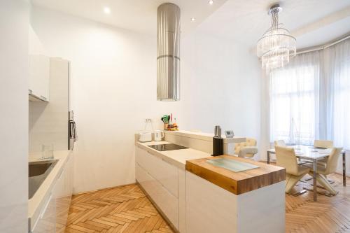 ブダペストにあるDON'T LOOK any further - Gary's superb apartmentの白いキッチン(シンク、テーブル付)