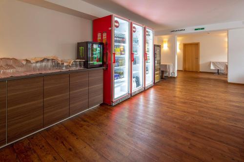 uma sala com duas máquinas de venda automática e um piso de madeira em Ferienhotel Fuchs em Söll