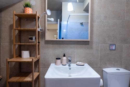 Bilik mandi di Aelia Home Suites