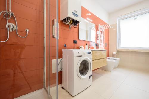 La salle de bains est pourvue d'une douche et d'un lave-linge. dans l'établissement Via Niccolò Tommaseo 4 - appartamento 2, à Naples
