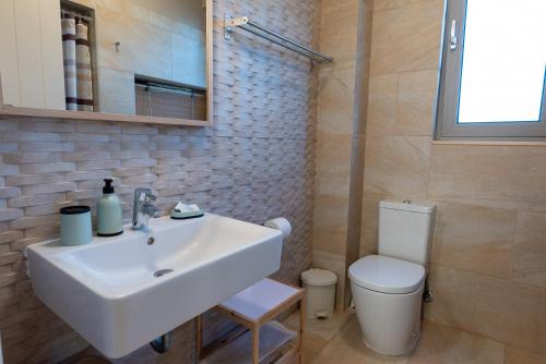 Bilik mandi di Aelia Home Suites