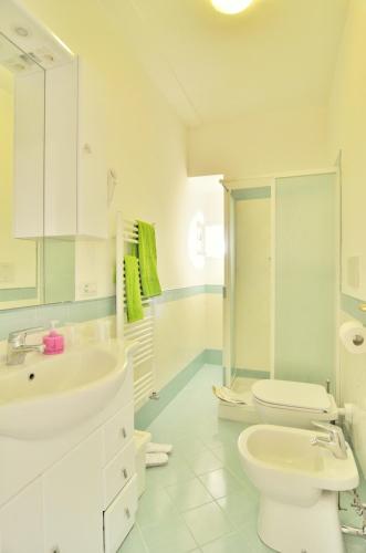 ソレントにあるLemon Flats Sorrentoのトイレと洗面台を備えた白いバスルーム