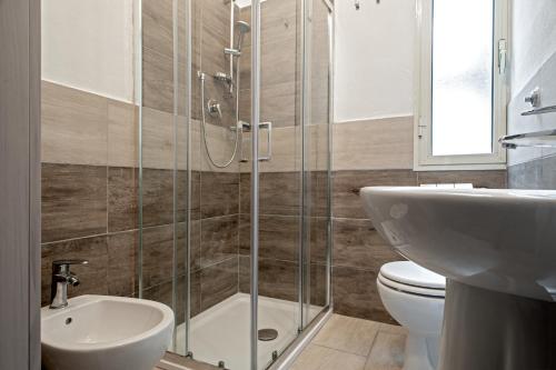 uma casa de banho com um chuveiro, um WC e um lavatório. em Verdi 185 em Livorno