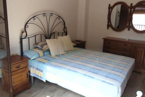 Un pat sau paturi într-o cameră la ¡Alojamiento a 100m de la playa en Moraira!