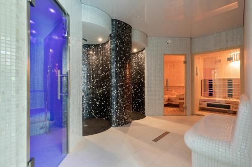 a bathroom with a shower with a glass wall at Gryf Ośrodek Międzywodzie in Międzywodzie
