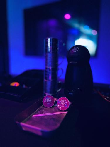 2 boutons violets sur une table dans une pièce sombre dans l'établissement Love Room Suite Dirty Diana, à Aubagne